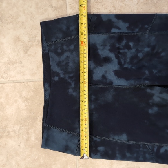 Victoria's Secret Green and Black Yoga Capri pants with pockets - Picture 5 of 6